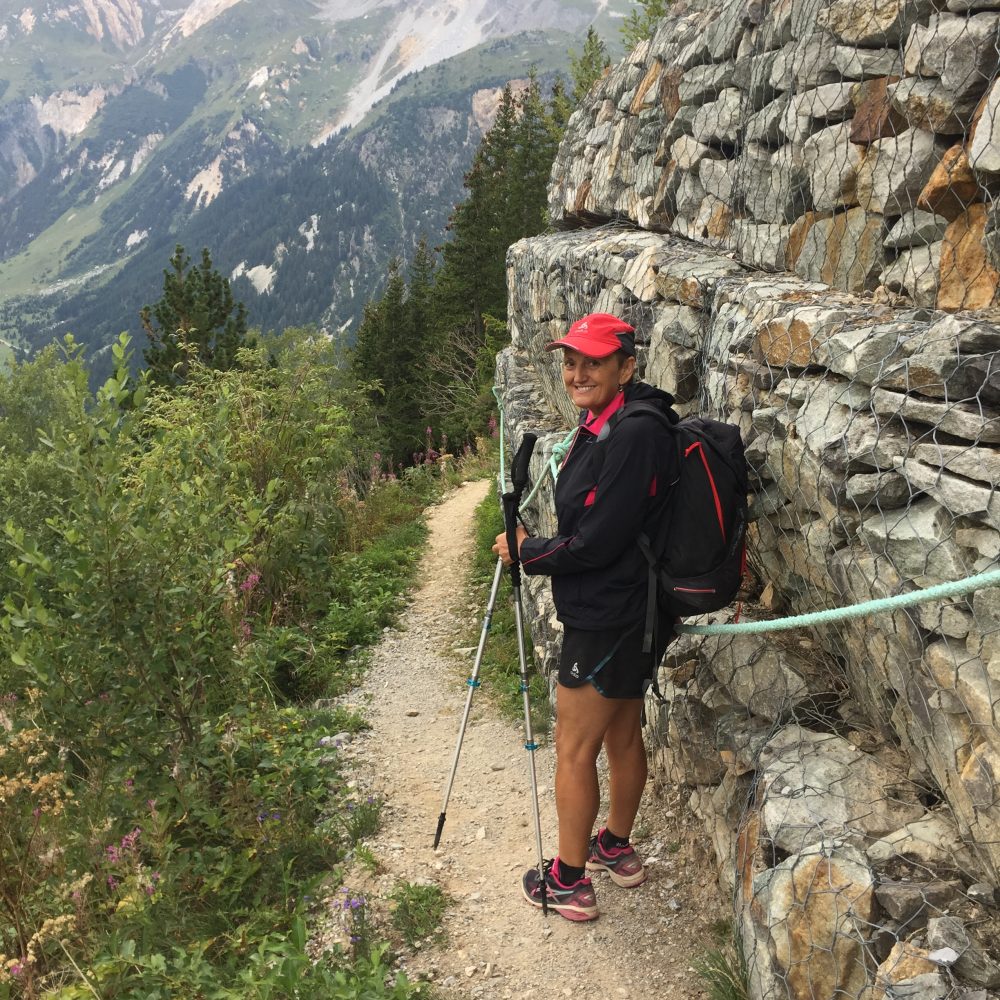 Une Jeune Femme Avec Un Sac à Dos Fait De La Randonnée Dans Les Montagnes  Une Fille Avec Un Sac à Dos Voyage à Travers Les Montagnes Une Randonneuse  Qui Marche Vers